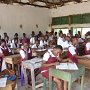 Ein Klassenzimmer nach der Renovierung mit neuem Dach und neuen Fenstern<br />A classroom after the renovation with a new roof